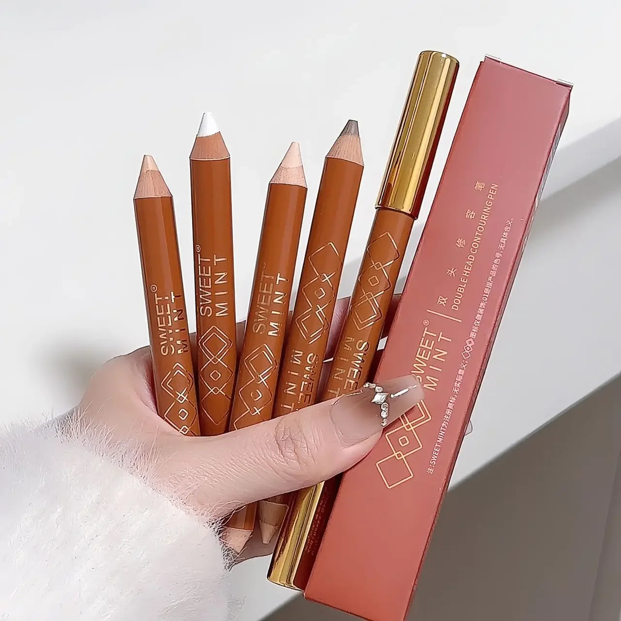 Double Head Face Contour Pen Matte White Highlighting Contour Stick Brightening Skin Tone Concealer Pencil Face Bronzers Makeup