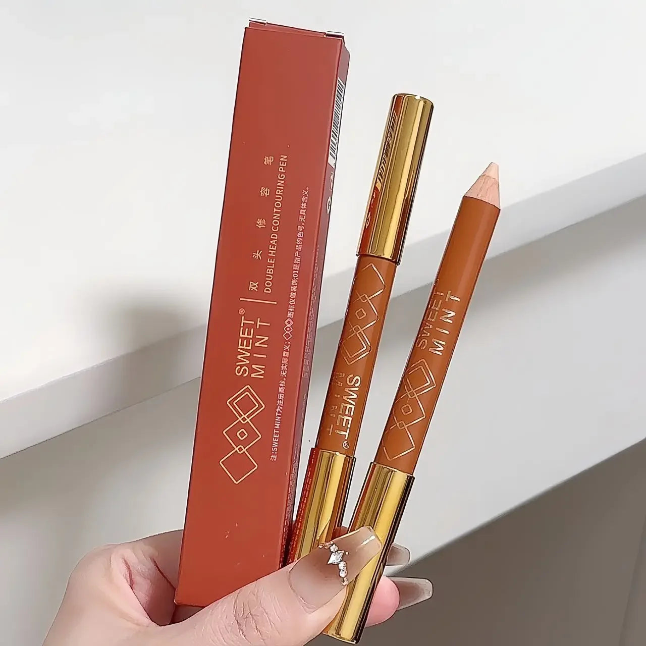 Double Head Face Contour Pen Matte White Highlighting Contour Stick Brightening Skin Tone Concealer Pencil Face Bronzers Makeup